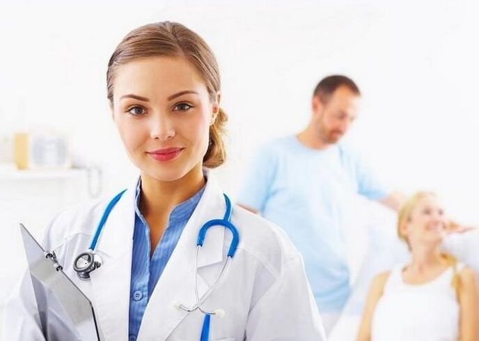 kalça ağrısını tedavi eden doktor